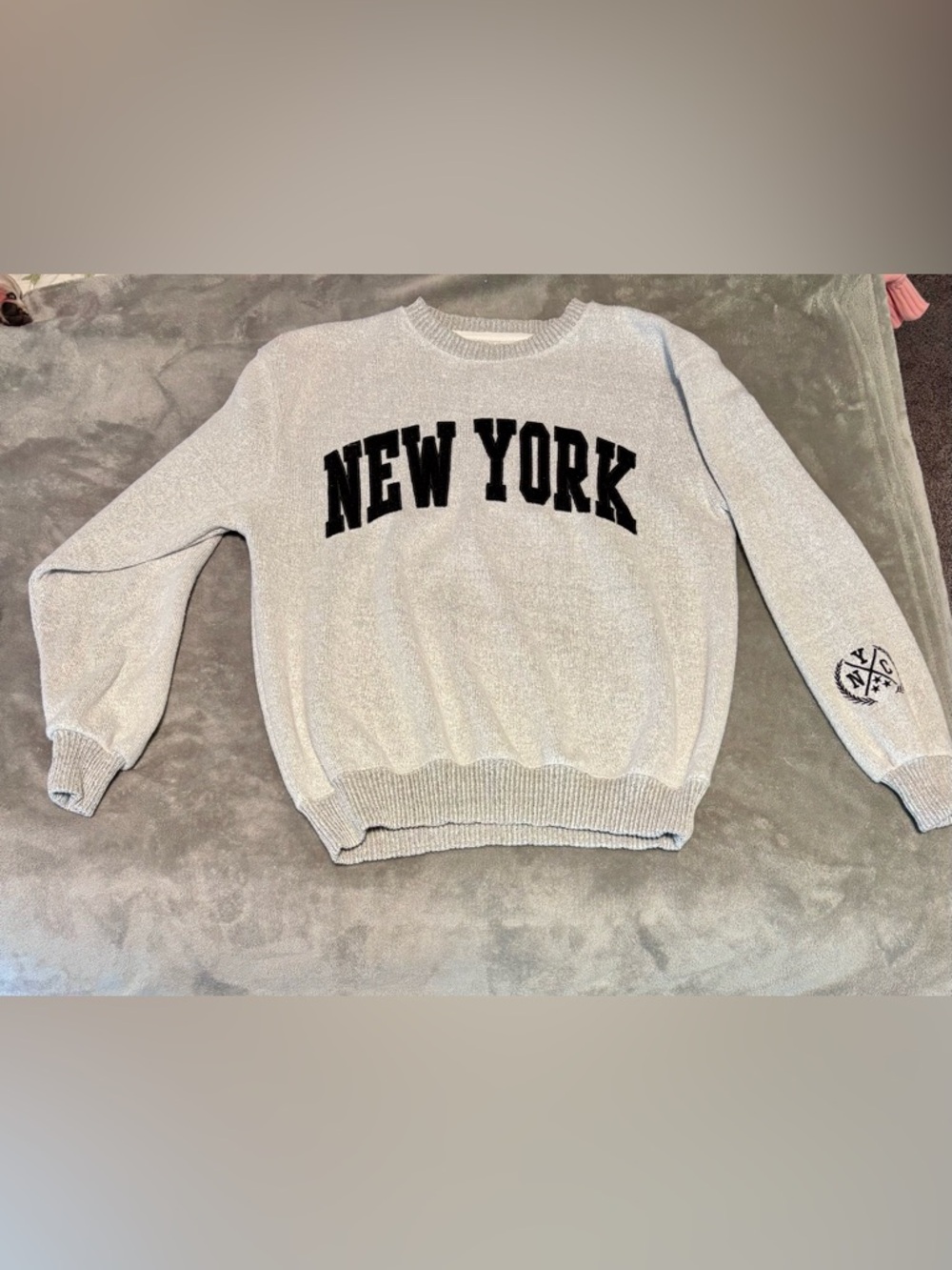 Light Gray Crewneck Sweater with Black 'NEW YORK' Appliqué